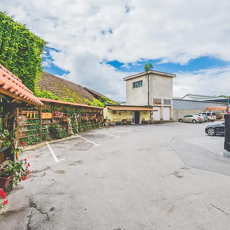 Slovenian House Vida 3*